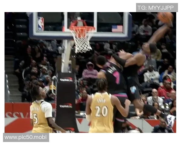 阿德巴约压着队友韦尔上演暴力补扣,目前8中6得到14分6篮板